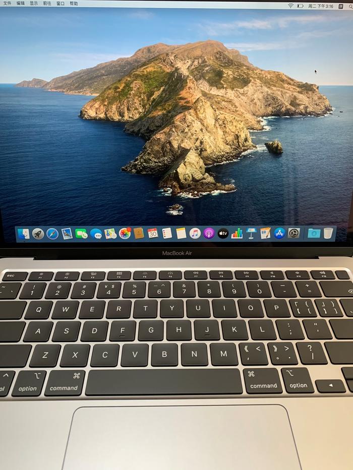 ▲macOS 的 Dock 栏。这是一个纯粹的图案世界。在第一次打开 macOS 时,鼠标滑过一个个图标,仿佛有一种游玩解谜游戏的感觉。