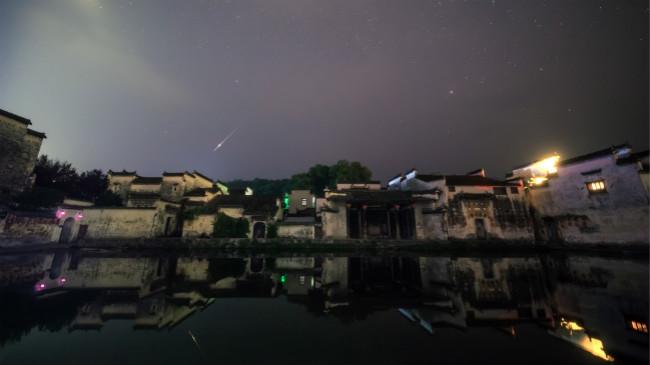 安徽宏村上空的英仙座火流星 戴建峰/摄