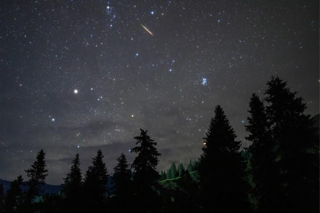 孙古道上空的英仙座流星 戴建峰/摄
