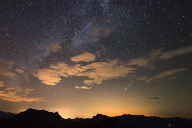 重庆金佛山上空的银河与英仙座流星 戴建峰/摄