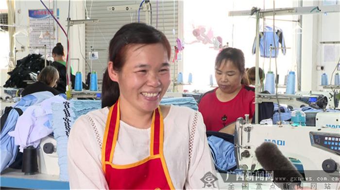 搬迁户在扶贫车间工作。玉林市博白县融媒体中心 供图