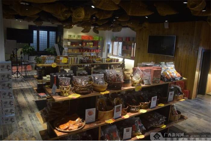 电商扶贫体验馆里推广的扶贫产品有近100个品种。广西新闻网记者 周隆富 摄
