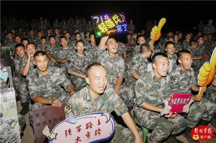 ▲6月30日,在“钢铁劲旅”某野外驻训点,官兵为文艺轻骑兵欢呼呐喊。刘佩鑫 摄