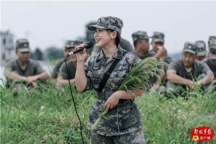 ▲8月2日,在安徽省合肥市庐江县,队员顾晶为抗洪一线官兵深情演唱歌曲《为了谁》。袁中彪 摄