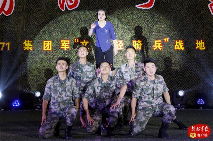 ▲7月17日,在“攻坚劲旅”某濒海驻训点,文艺轻骑兵倾情演绎原创舞蹈《烛光里的妈妈》,向远方的母亲致敬。刘佩鑫 摄