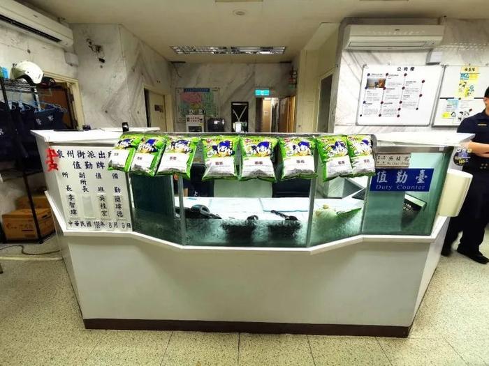 台北市泉州街派出所值班台上挂满乖乖 图源:中时新闻网 实习记者姜霏翻摄