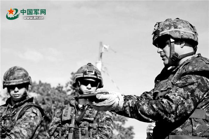 比利时军人使用“勃朗宁大威力手枪”。 资料图片
