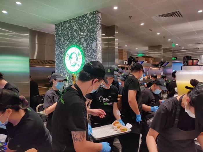 Shake Shack的汉堡是现做,你看后厨已经忙成这样了……