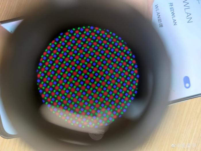 ▲ Redmi K30 至尊版屏幕细节(钻石排列)。 图片来自:微博网友@流星宇_