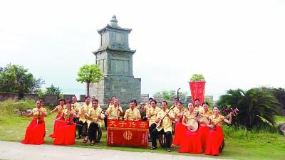 为泉州市峰尾镇圭峰塔下的北管演出 图片由作者提供