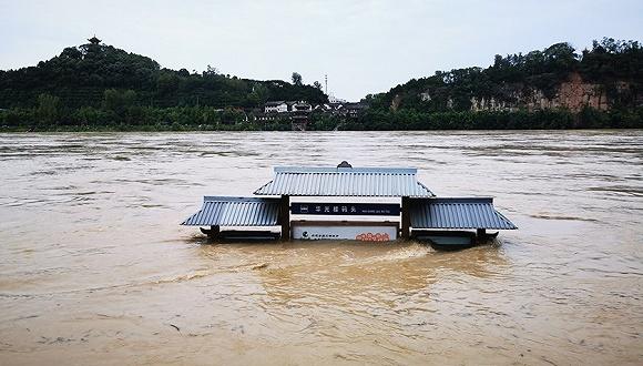 嘉陵江阆中段水位高涨。图片来源:视觉中国