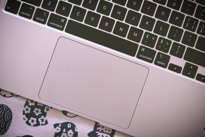 ▲在纤薄的机身仍然占据巨大体积的触控板,采用类似于 iPhone6s 之后全系列 iPhone 采用的线性马达,不过是个超级放大版,同样也是极致模拟真实的体验。