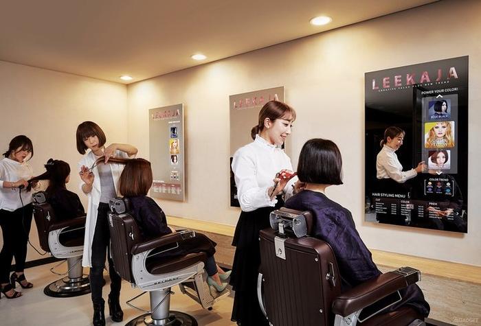 ▲ 韩国 Leekaja Hair Bis 曾希望将三星的镜面 OLED 屏应用在美发沙龙门店中。图片来自:OLED-info