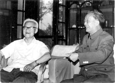 艾青(右)与巴金在交谈 资料图片