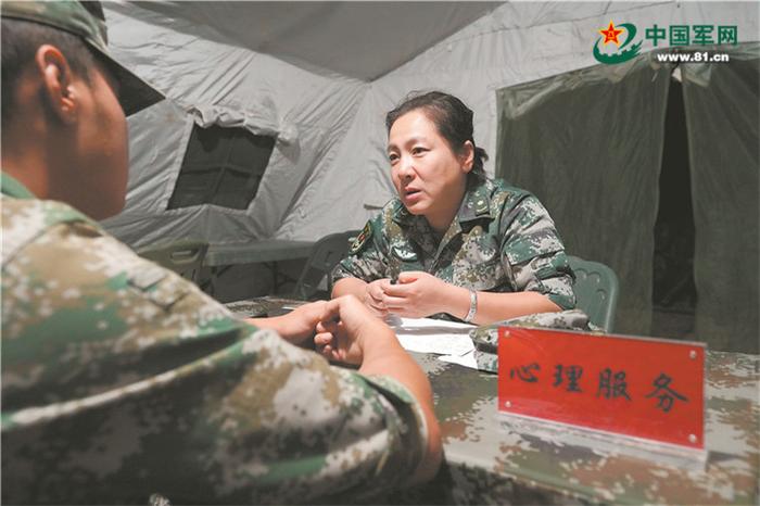 心理专家进行“一对一”服务。高 波、杜成锐摄