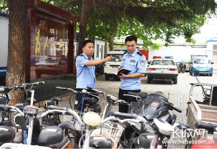 孙乐和同事在清点被盗车辆。