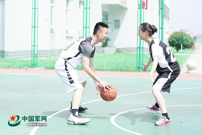两人一起打篮球。