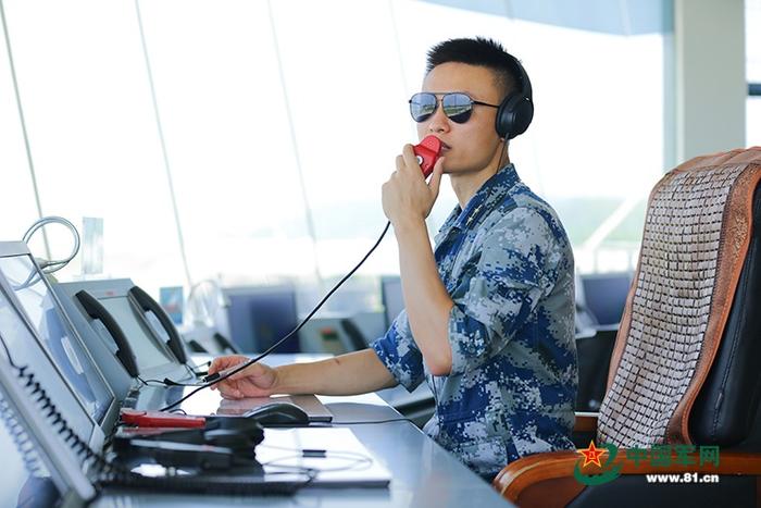 吴东颖在塔台指挥。