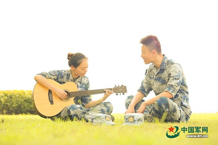 两人休息时在一起弹吉他唱歌。