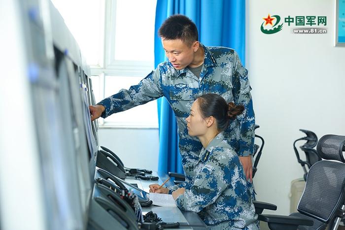 吴东颖在塔台教授游雯雯。
