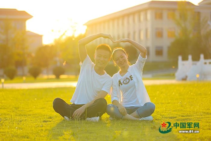 两人在夕阳下合影。