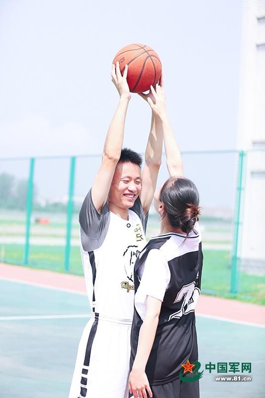 两人一起打篮球。