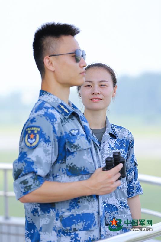 两人在塔台上进行观测。