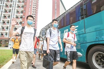 昨天,中山大学深圳校区迎来首批学生。 广州日报全媒体记者苏韵桦 摄