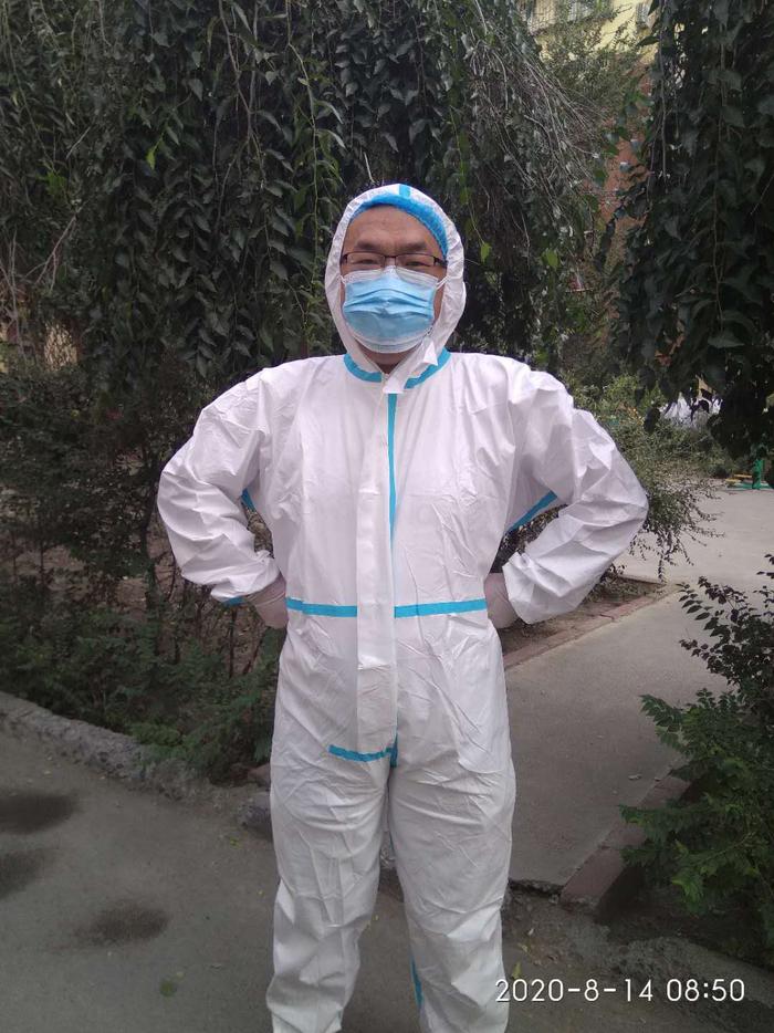 图2 刘强在小区内参与志愿服务活动
