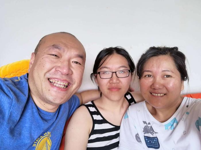图1 刘强一家三口合影