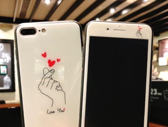 某种iPhone手机壳和贴膜(图片来源网络)
