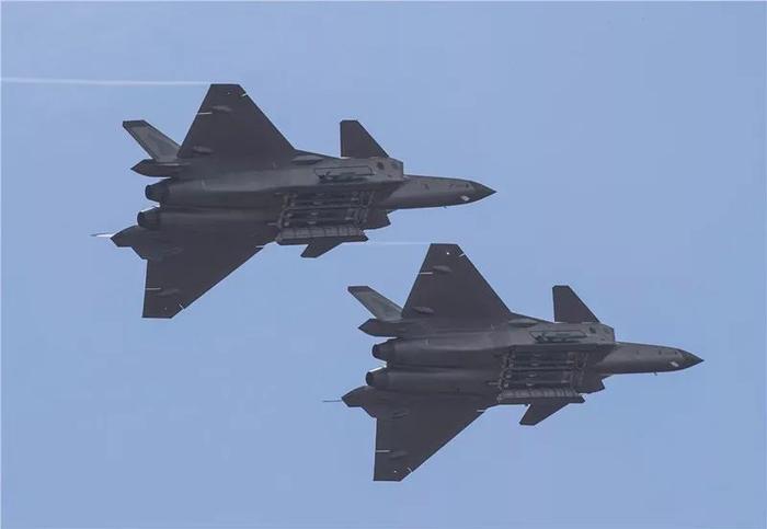 歼-20战机开启弹仓,向观众展示中国空军硬实力。刘应华 摄