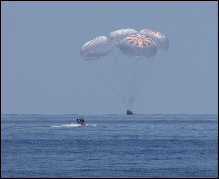 顺利溅落在墨西哥湾水域的载人龙飞船 | NASA