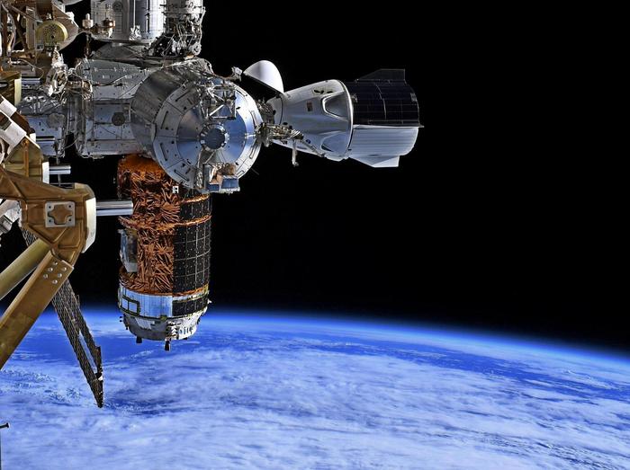 停泊在国际空间站的龙飞船 | NASA