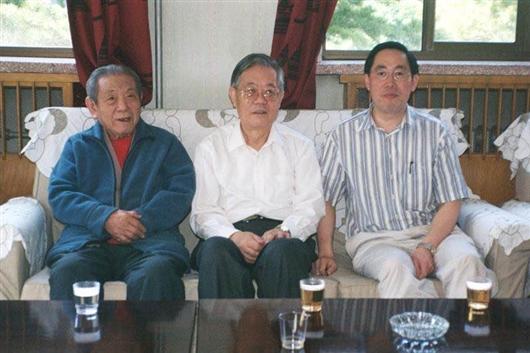 彭桓武(左)、周光召(中)、吴岳良(右)师生三代 (