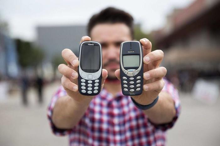 ▲ 能砸核桃、挡子弹的诺基亚 3310。 图片来自:CNET