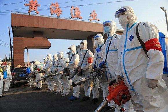 工作人员正在对大连湾的社区进行消杀工作。(图片来源:视觉中国)