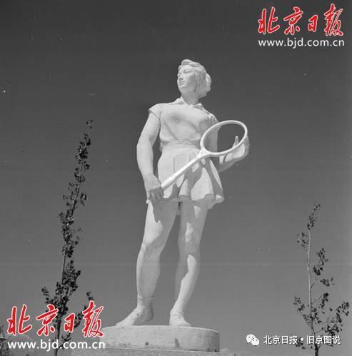 北京工人运动场雕塑之一——网球运动员。冯文冈摄