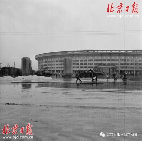 1959年,工人运动场外景。王可信摄