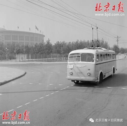 1963年,十三路无轨电车正式通车后,在北京工人体育馆前第一次出现了载有乘客的无轨电车。高宏摄
