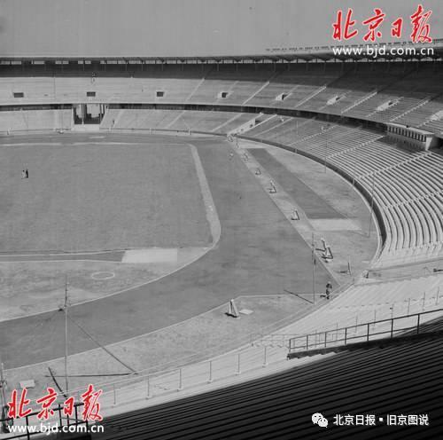 1959年,北京工人体育场看台和跑道。李祖慧、王可信摄