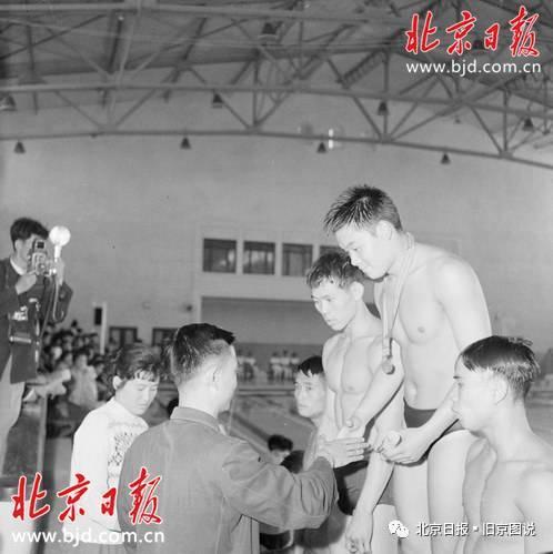 1959年,第一届全运会男子100米蝶泳第一名陈运鹏在领奖。冯文冈摄