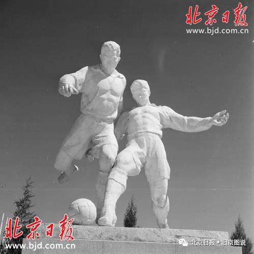 北京工人运动场雕塑之一——足球运动员。冯文冈摄