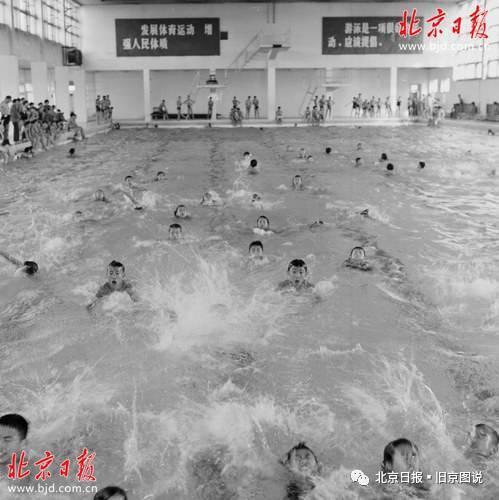 1972年,北京工人体育场游泳馆一角。胡敦志摄