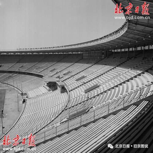 1959年,北京工人体育场看台和跑道。王可信摄