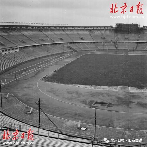 1959年,北京工人体育场看台和跑道。王可信摄