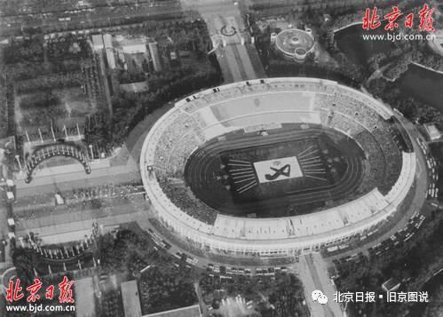 1990年,第十一届亚运会主会场,北京工人体育场(航拍)。叶用才摄