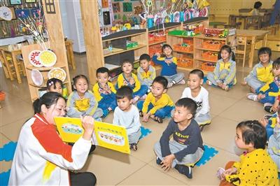 在番禺区石楼镇南派幼儿园,老师给小朋友讲故事绘本。(资料图片) 广州日报全媒体记者李波 摄