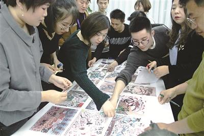图为洛可可创新设计团队通过实地调研,将敦煌文化融入设计理念中,借助文创丝巾为敦煌赋能,推动传统文化传承与保护。