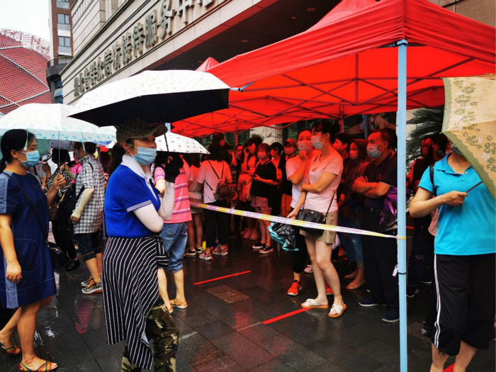 民创集团暴雷后,大量投资者来到民创的实际运营地武汉维权。受访者供图